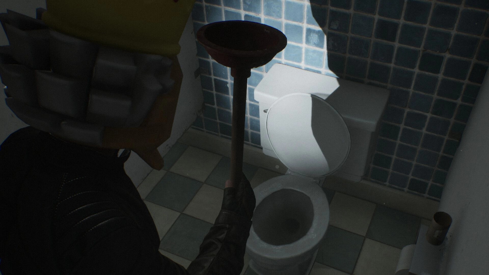 Berghotel Heist: Player with plunger exploring dimly lit bathroom in abandoned Alpine hotel