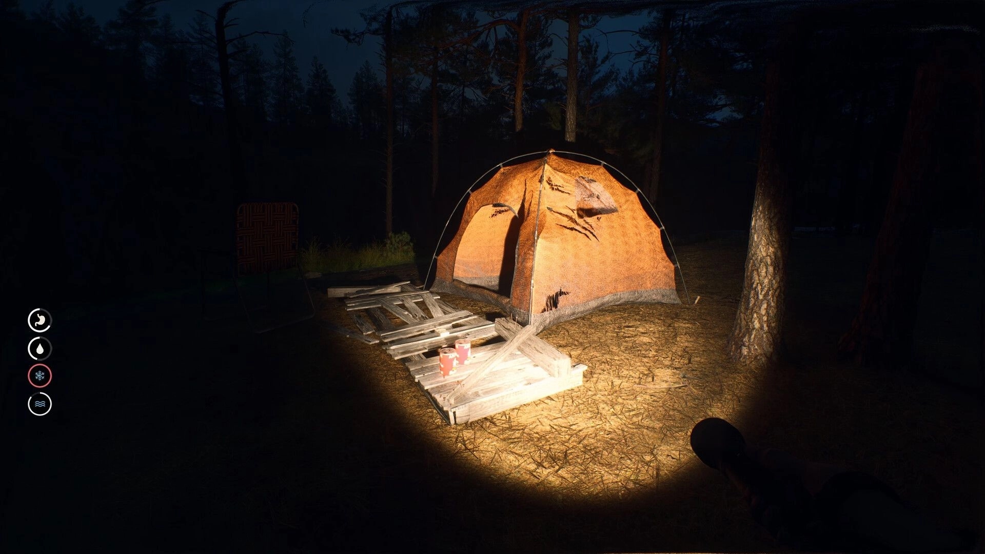 Deadhikers: Flashlight reveals tattered tent and wooden pallets in dark forest with HUD on left side