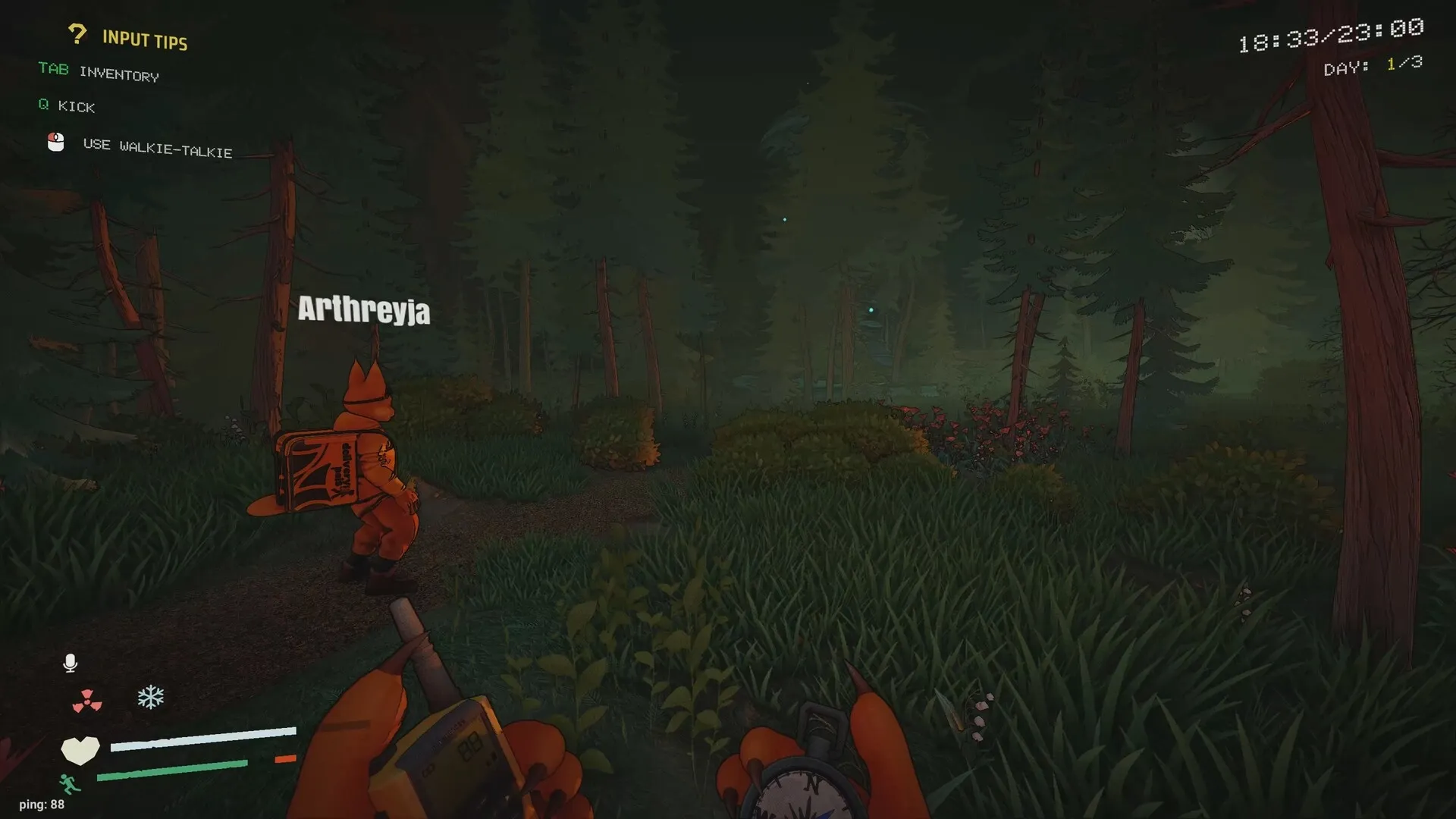delivery pals: Player Arthreyja explores dark forest with walkie-talkie, health and time displayed