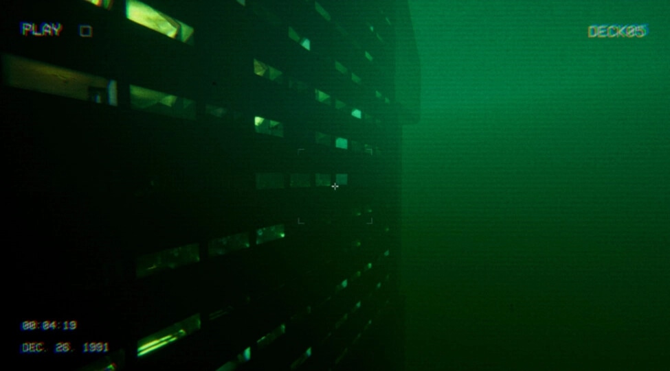 Full Fathom: Green-tinted deck corridor view with crosshair and PLAY overlay inside a dark submarine passage.