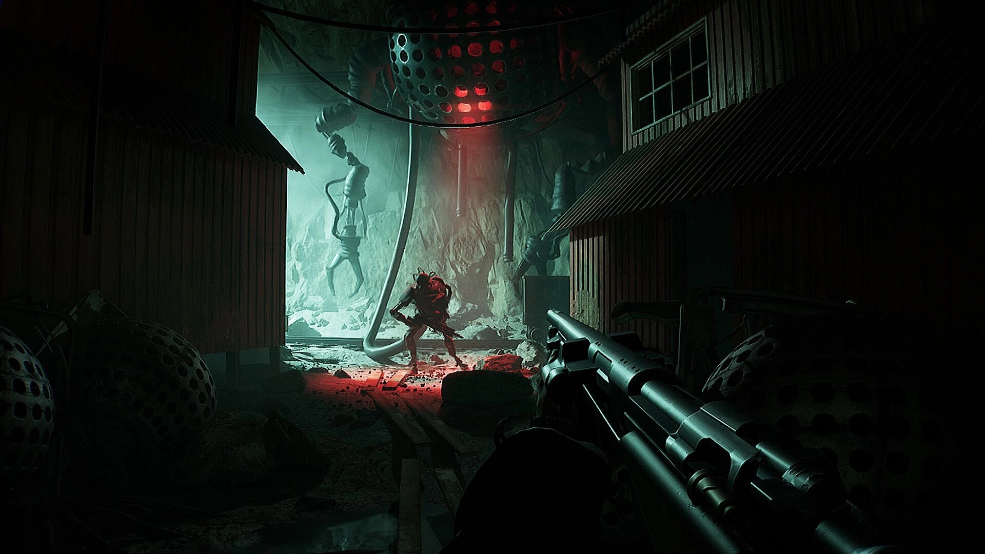 INDUSTRIA 2: Player aiming at a mechanical creature in a dimly lit industrial alleyway.