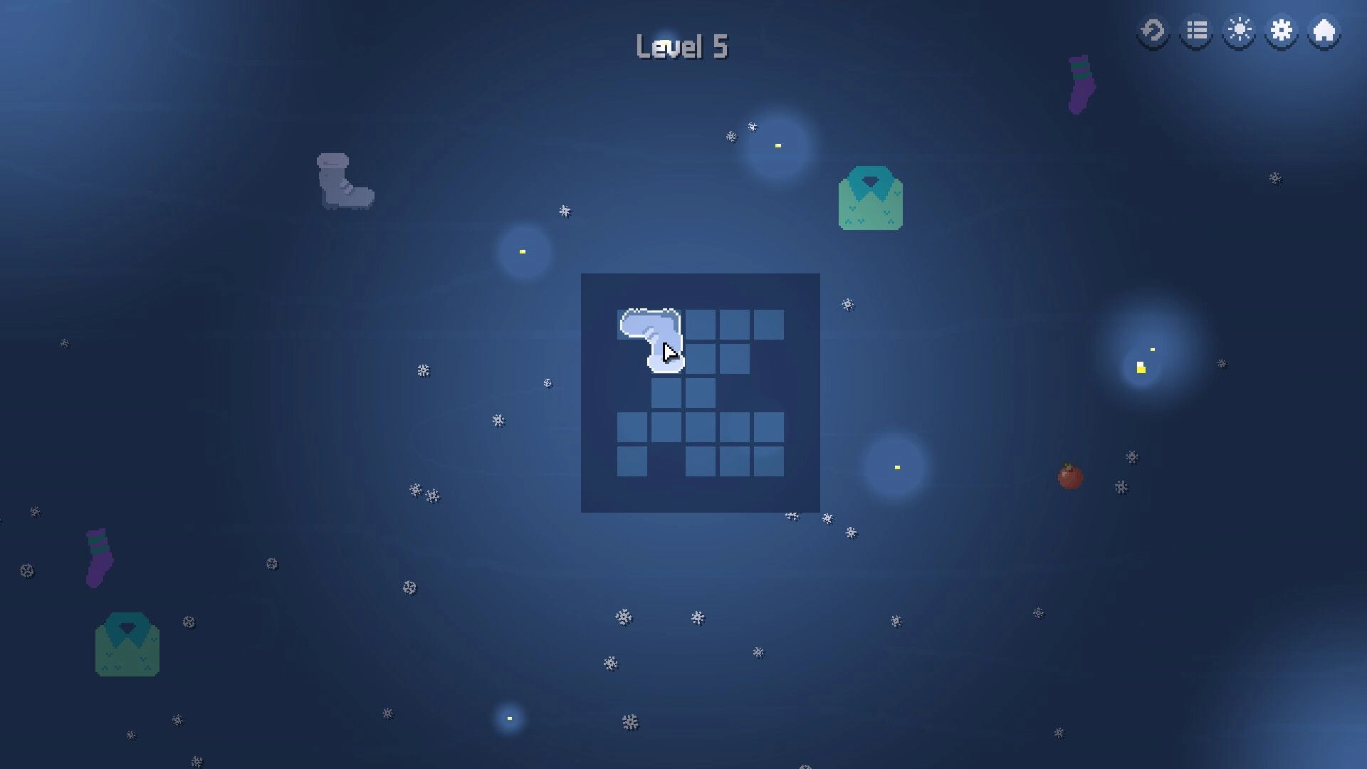 Little Backpack: Dragging a boot into a grid backpack on Level 5 with snowy blue background UI icons.