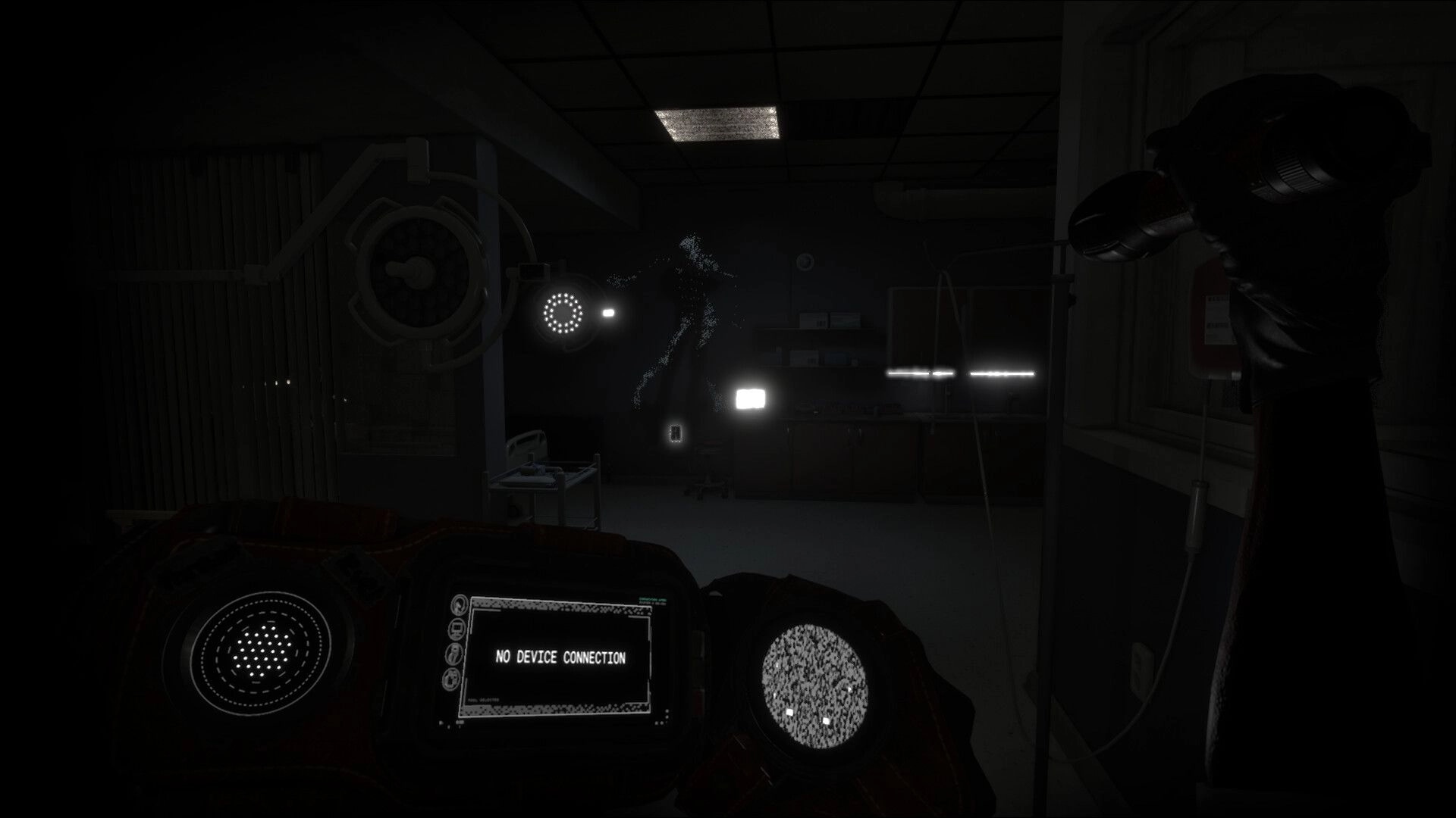 Paraxima: First-person view holding scanner reading NO DEVICE CONNECTION in dark hospital room.