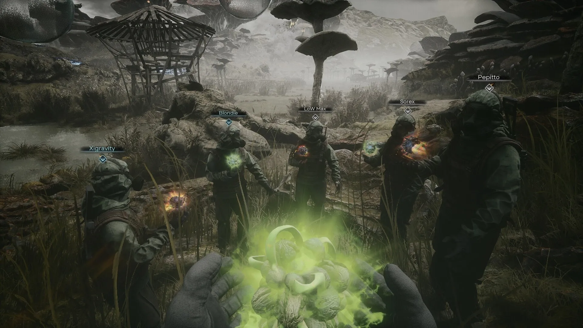 PIONER: Players holding glowing artifacts in a misty, mushroom-filled swamp environment.