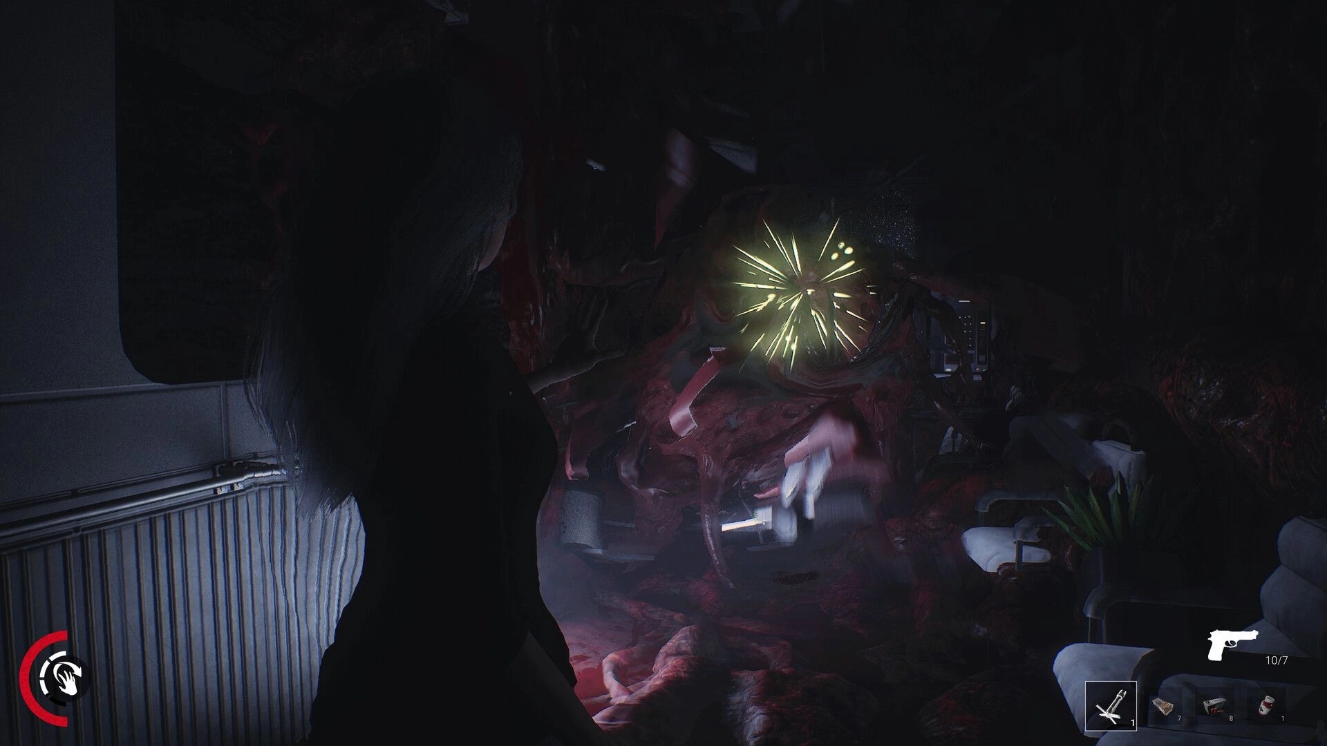 PSYCHO DEAD: Player confronts glowing creature in dark lab hallway, health and ammo HUD visible.