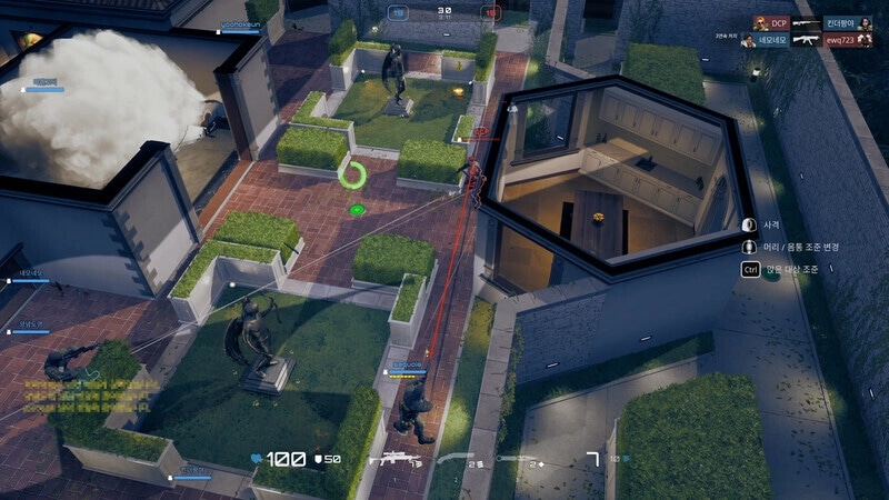 PUBG: Tactical team maneuver through garden maze with real-time shared vision and strategic positioning.