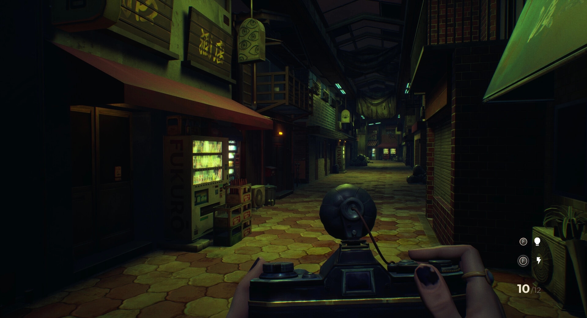 SOMBRAS: First-person camera view down a dim Japanese alley with vending machine and 10/12 UI count.
