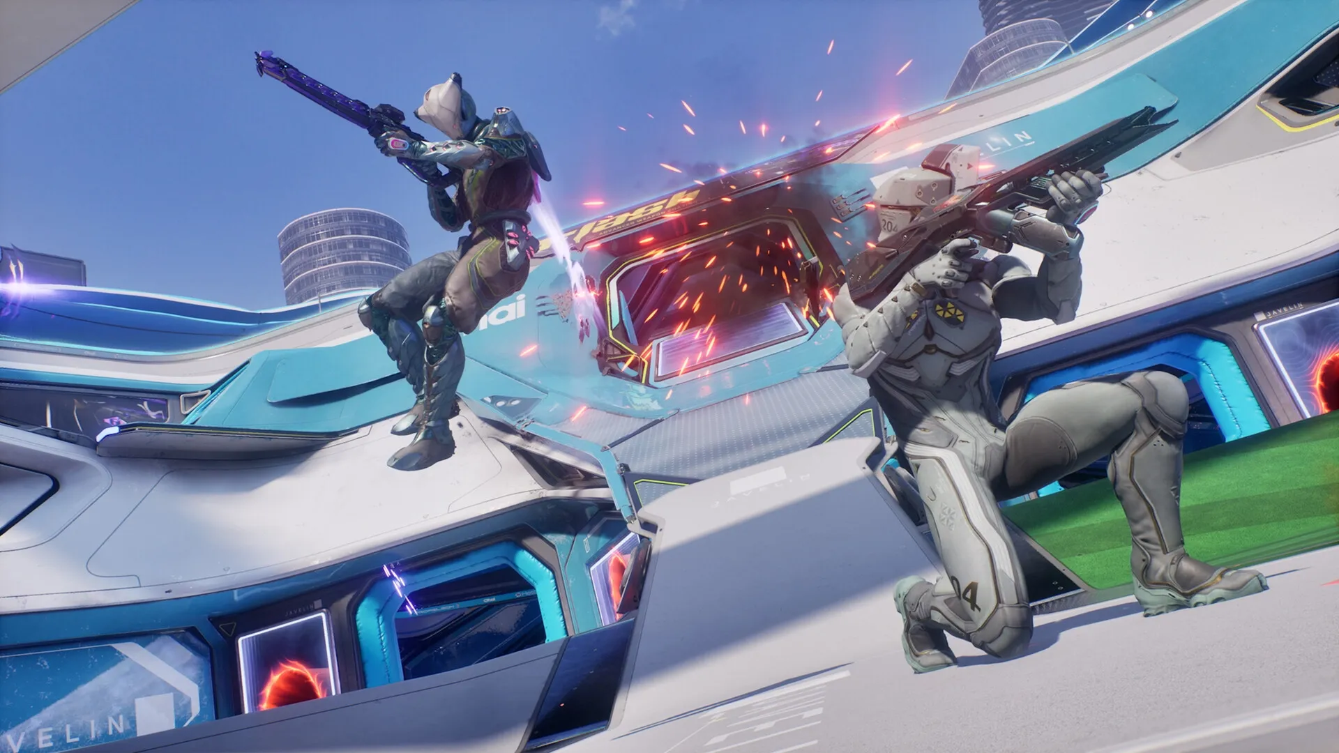 Splitgate 2: Two armored soldiers engaging in combat on futuristic rooftop, portals visible below