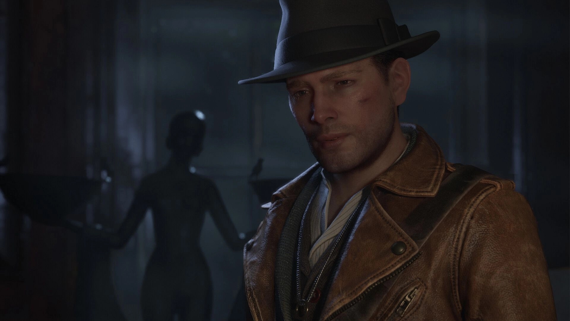 The Sinking City 2: Close-up of a fedora-wearing man in leather coat in a foggy, dim alleyway.