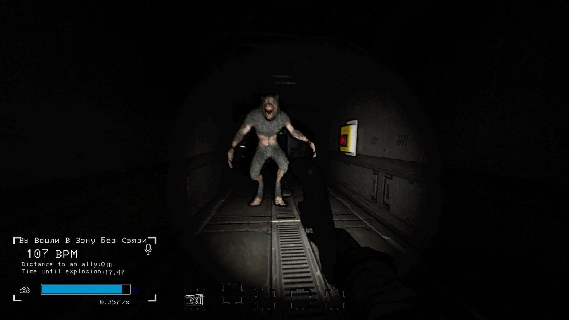 Void Raid: Player aiming at a creature in a dark ship corridor, oxygen levels and BPM displayed onscreen.