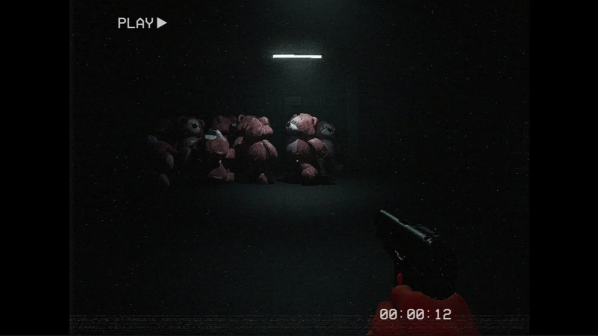 工廈 Warehouse: Player aims handgun at eerie stuffed bears in a dimly lit industrial room